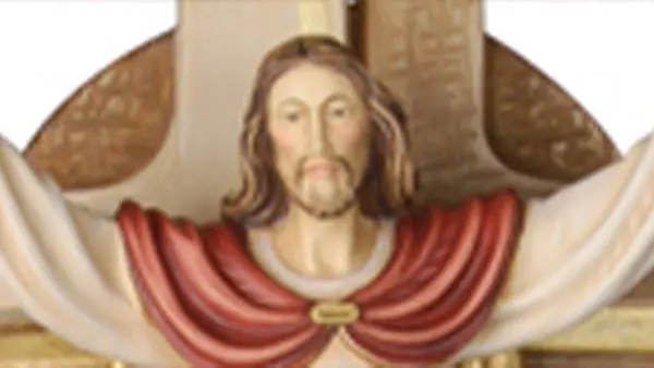Auferstandener Christus auf dem besinnlichen Kreuz