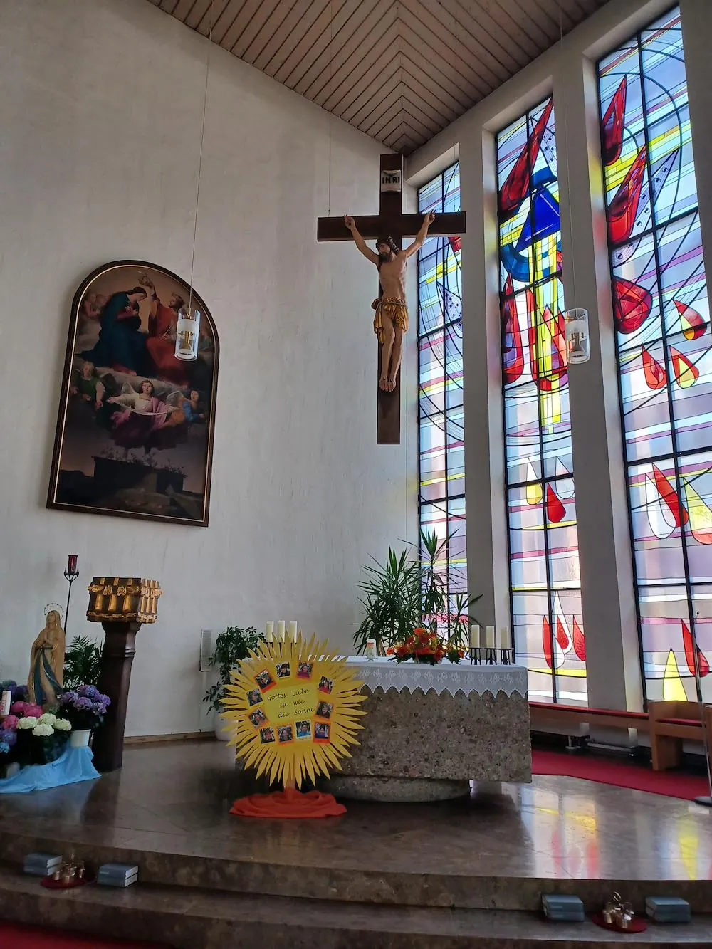 Croce personalizzata con Cristo per una chiesa nell’Algovia