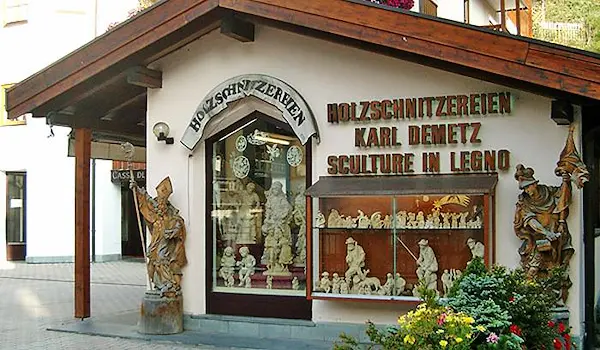 Demi Art, Geschäft