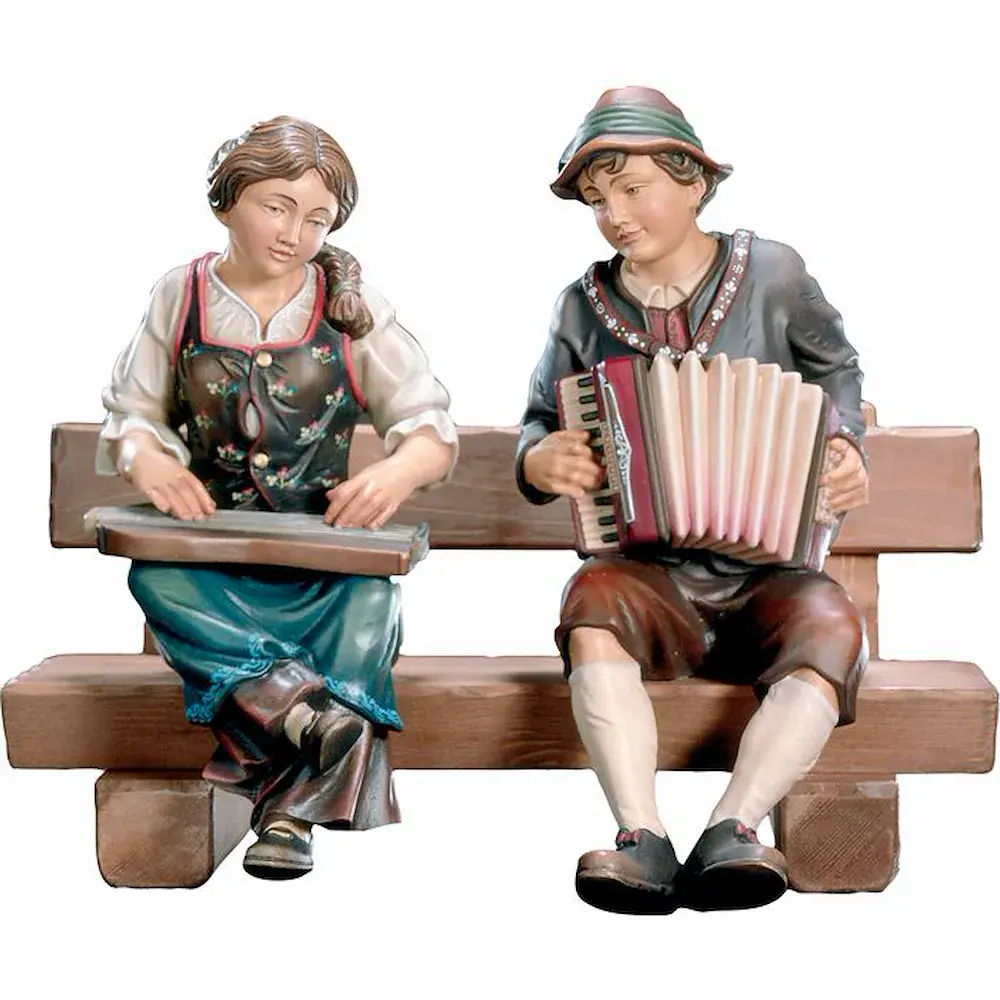 Zither- und Ziehharmonikaspieler sitzend auf Bank