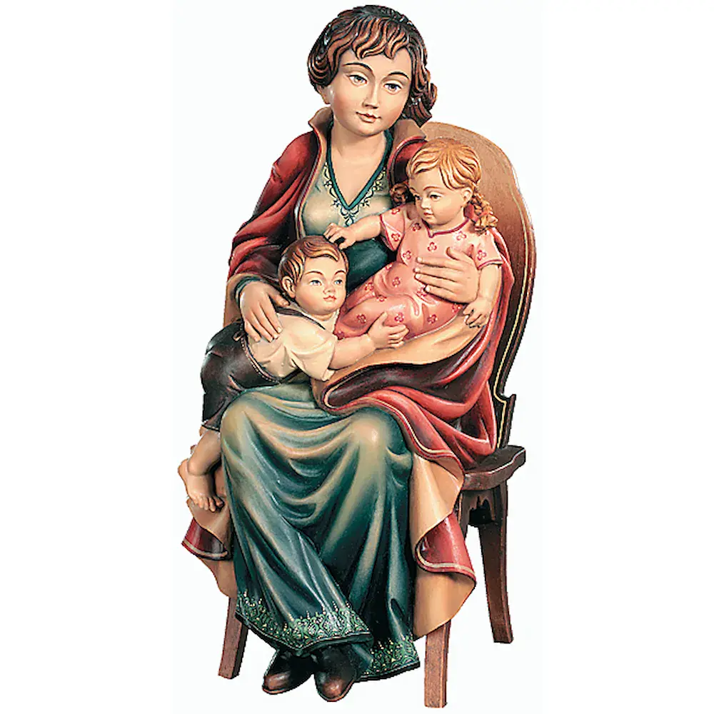 Mamma seduta con 2 bambini su sedia