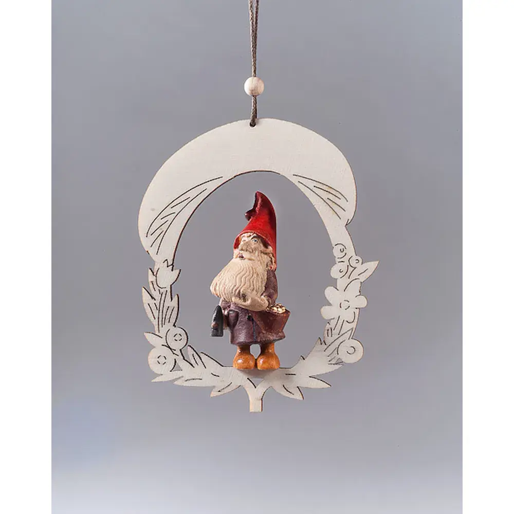 Zwerg mit Hammer und Ornament