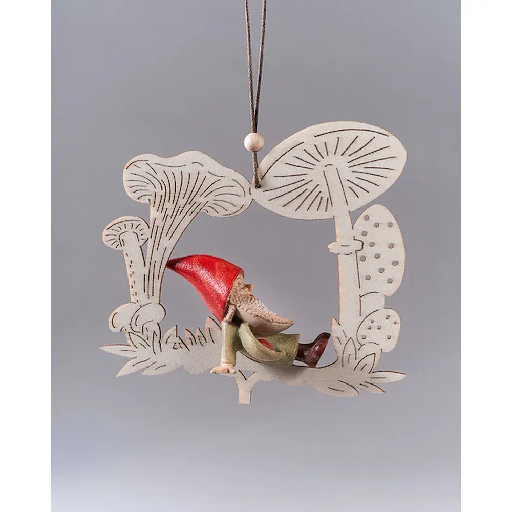 Zwerg mit Herzklopfen und Ornament