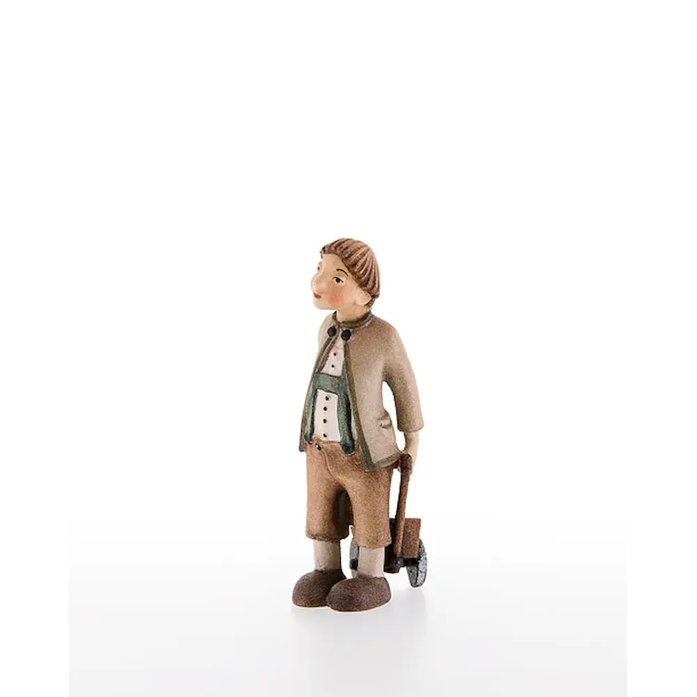 Bub mit Spielkarren