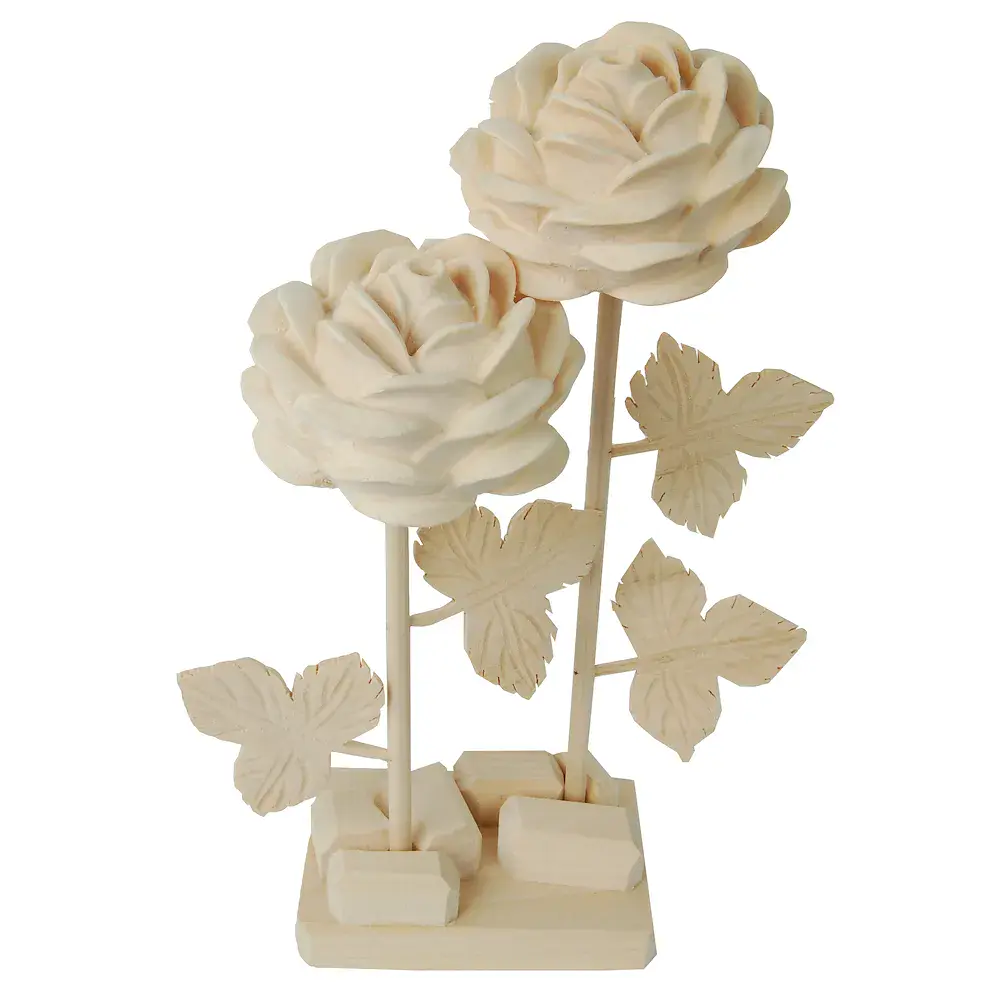 Due fiori di rosa con gambo in legno