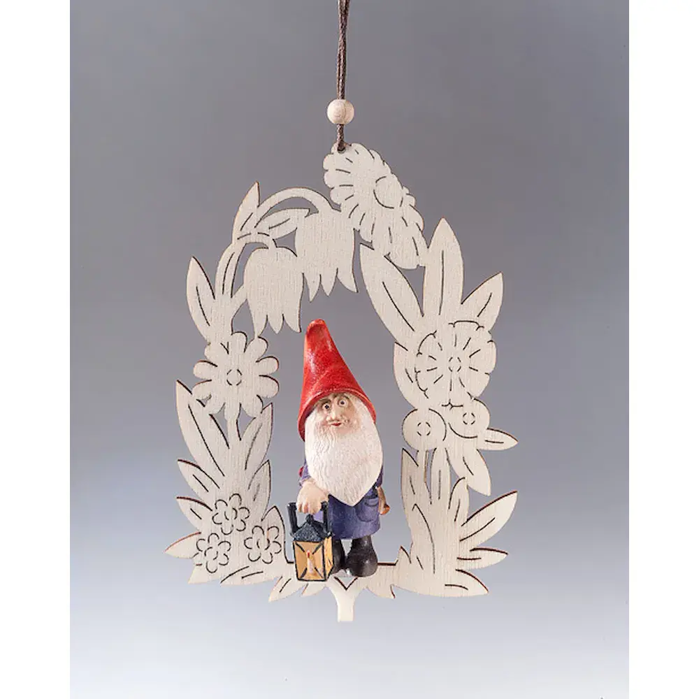 Enanito con laterna y ornamento