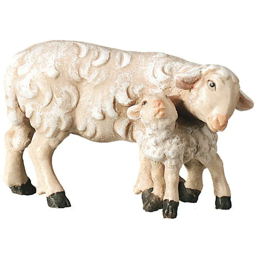 Pecora con agnello in piedi