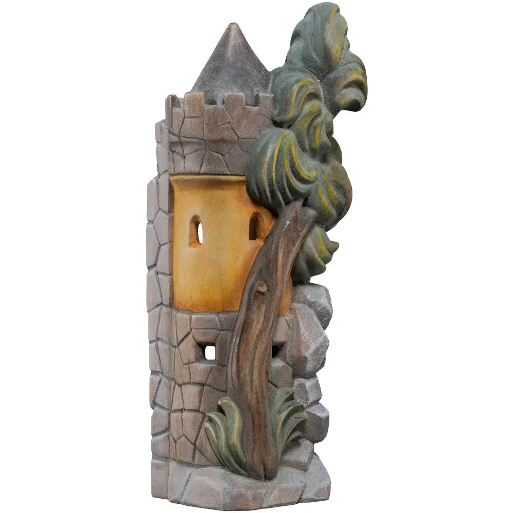 Turm mit Baum