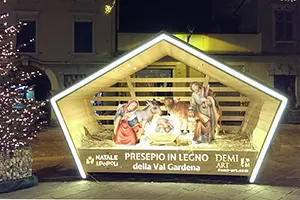 Demi art wood nativity scene in Rovereto