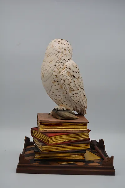 Eule auf Bücher