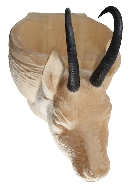 Escultura en madera representante una gamuza con lavabo