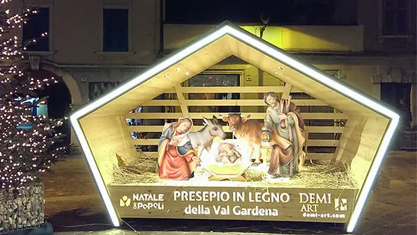 Il presepe della pace di Demi art nel mercatino di Natale a Rovereto