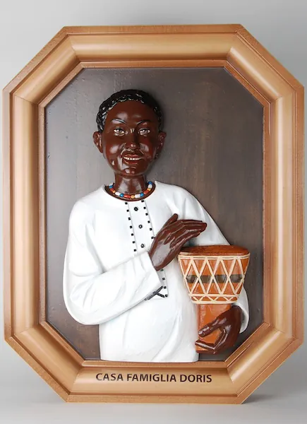 Bajo-relieve de una muchacha negra con bongo 