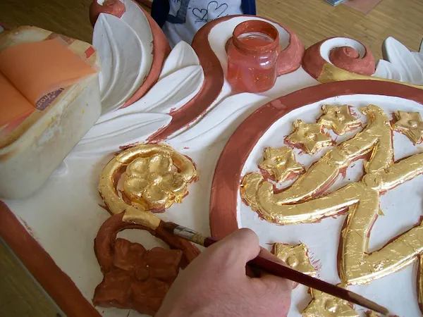 Adornar con hojas de oro