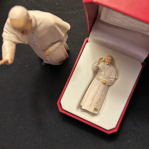 Papa Francisco con el estuche