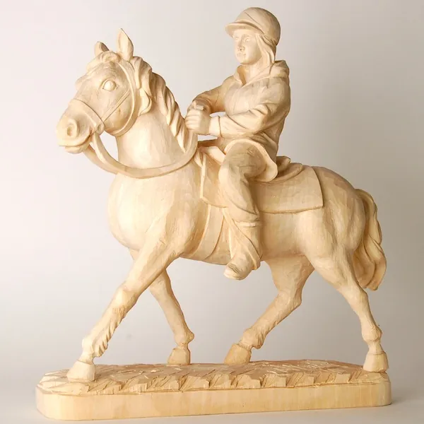 Ecco la scultura in legno di una ragazza a cavallo realizzata da DEMI ART