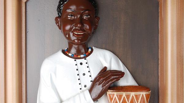 Ragazza di colore con bongo
