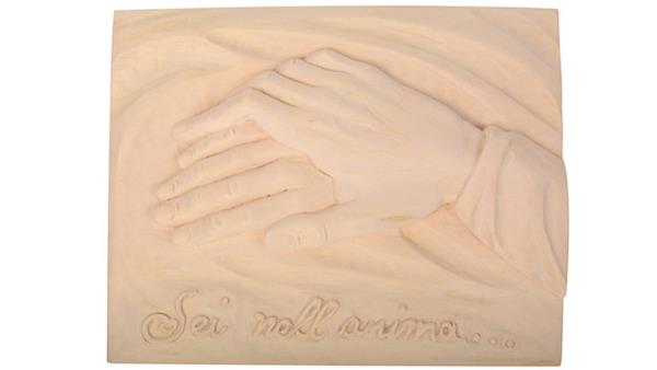 Relief mit Händen