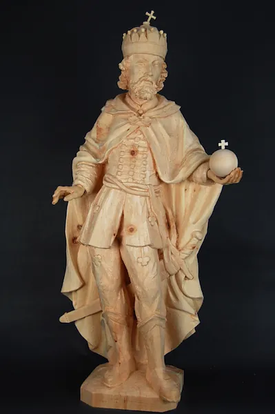 statua in legno grezzo